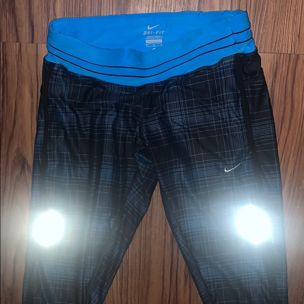 SOLD )NIKE DRI-FIT Capri leggings
